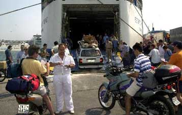 Νέο κύμα εκδρομέων κατακλύζει τα λιμάνια και τις εθνικές οδούς