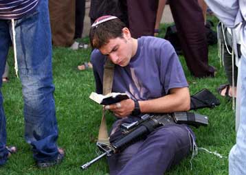 Η Ολμπράιτ καλείται να βγάλει τα κάστανα από τη φωτιά στο Καμπ Ντέιβιντ