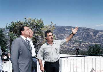 Στους πληγέντες από τις πυρκαγιές της Κορινθίας ο Καραμανλής – Στη Σάμο ο Κωνσταντόπουλος