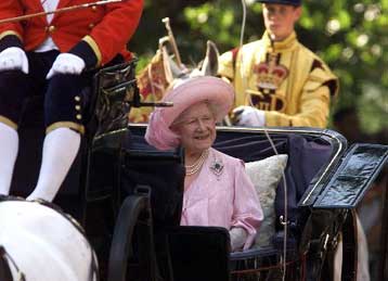 Χρόνια πολλά στη βασιλομήτορα λένε χιλιάδες Βρετανοί