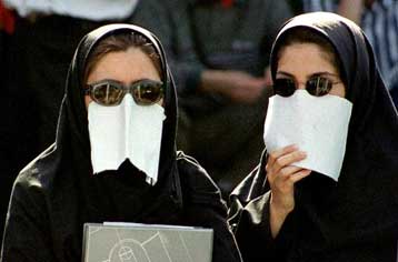 Το Ιράν επιτρέπει στις μαθήτριες να βάλουν…. χρώμα στη ζωή τους