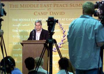 Παραμένει 24 ώρες ακόμη στο Καμπ Ντέιβιντ ο πρόεδρος Κλίντον