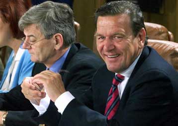 Αποστάσεις κρατά ο Σρέντερ από τις προτάσεις Φίσερ και Σιράκ για το μέλλον της ΕΕ