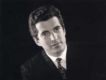 Το μνημόσυνο του Τζον Τζον Κένεντι αποδεικνύει ότι τα ΜΜΕ εύκολα ξεχνούν τα είδωλά τους