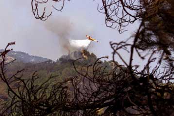 Κηδεύτηκαν οι δύο πιλότοι του Καναντέρ – Υφεση στα μέτωπα των πυρκαγιών