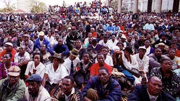 Ο Μουγκάμπε διέταξε την αποχώρηση των βετεράνων από τις υπό κατάληψη φάρμες