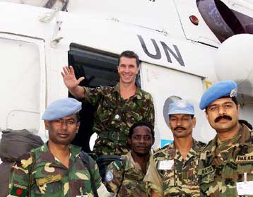 Γιγαντιαία επιχείρηση διάσωσης κυανοκράνων στη Σιέρα Λεόνε