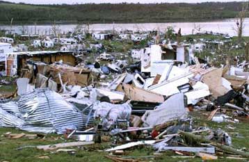 Επτά νεκροί και δεκάδες τραυματίες από ανεμοστρόβιλο στον Καναδά