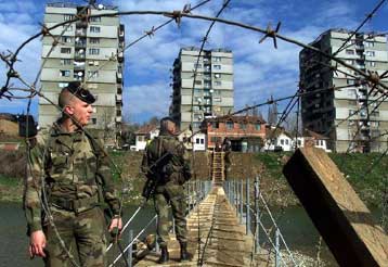 Ισχυρές εκρήξεις και πυροβολισμοί στη Μιτρόβιτσα