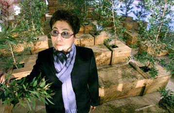 Μήνυση στο ιαπωνικό μετρό κατέθεσε η Γιόκο Ονο για τη χρήση φωτογραφίας του Λένον