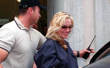 Πολυεκατομμυριούχος… σκύλος αγόρασε τη βίλα της Μαντόνα στο Μαϊάμι