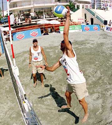 Η φωτιά διέκοψε το 7ο Πανελλήνιο Πρωτάθλημα μπιτς-βόλεϊ στο Ξυλόκαστρο