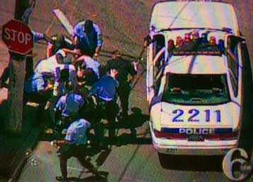 Αγριος ξυλοδαρμός μαύρου υπόπτου από Αμερικανούς αστυνομικούς μετά τη σύλληψή του