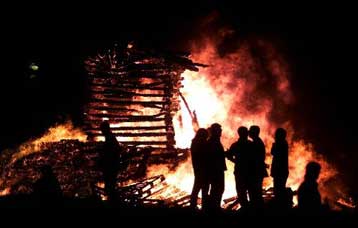 Ενας νεκρός σε επεισόδια που σημάδεψαν την εθνική γιορτή των προτεσταντών στη Β.Ιρλανδία