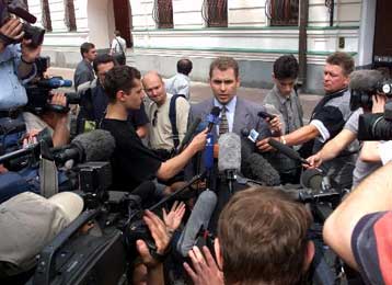 Η ρωσική εφορία εξαπολύει κατά μέτωπον επίθεση εναντίον της ολιγαρχίας