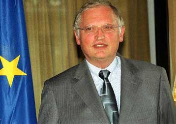 Επιφυλακτικός ο Φερχόιγκεν εν όψει της επίσκεψής του στην Αγκυρα