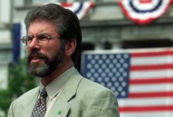 Πυρά Τζέρι Ανταμς εναντίον Μπλερ την ώρα που το καζάνι στη Β.Ιρλανδία βράζει