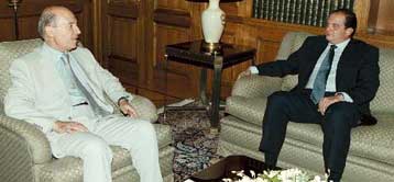 Πόλεμος επιστολών και δηλώσεων Σημίτη – Καραμανλή για διαφάνεια και διαπλεκόμενα