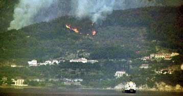 Σε ύφεση οι πυρκαγιές στη Σάμο και στη Φθιώτιδα – Ενδείξεις για εμπρηστική δράση