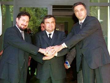 Καταστρέφει τη Γιουγκοσλαβία ο Μιλόσεβιτς, για να μην δικαστεί, καταγγέλλει ο Τζουγκάνοβιτς