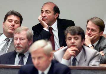 Με νέο κόμμα θα χτυπήσει τον Πούτιν ο Μπερεζόφσκι, εκτιμούν οι βρετανικοί Times