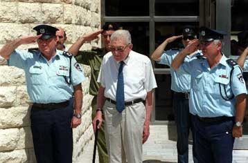 Η παραίτηση του Βάιτσμαν ανοίγει το δρόμο της ισραηλινής προεδρίας στον Πέρες