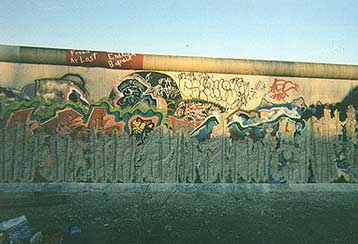 Καλλιτέχνες αγωνίζονται να σωθεί το μοναδικό εναπομείναν τμήμα του Τείχους του Βερολίνου