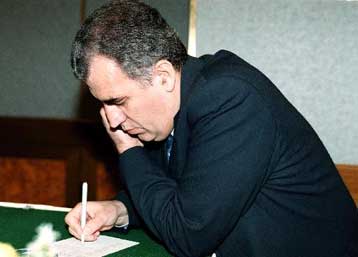 Ψεύδη τα περί πολέμου κατά Χριστόδουλου – Ταυτότητες και χωρίς υπηκοότητα