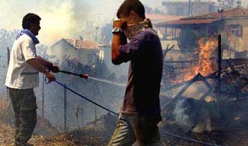 Δραματικές ώρες στη Σάμο και στη Φθιώτιδα – Μαίνονται 120 μέτωπα σε όλη τη χώρα