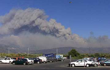 Στο έλεος της φωτιάς η χώρα για τέταρτη ημέρα