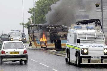 Βόμβα κλιμακώνει την ένταση λίγο πριν από την παρέλαση των προτεσταντών στη Β.Ιρλανδία