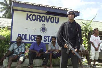 Με 30 ακόμα ομήρους απαντά ο Σπέιτ στο τελεσίγραφο του στρατού των Φίτζι