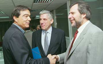 Στους ιδιώτες από το 2001 οι αγορές ενέργειας και τηλεπικοινωνιών