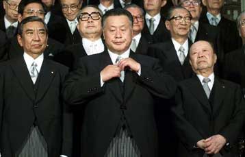 Το ΜΜΕ κατηγορεί ο πρωθυπουργός της Ιαπωνίας για τη χαμηλή δημοτικότητά του