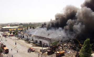 Μεγάλη πυρκαγιά σε εργοστάσιο παιχνιδιών στη λεωφόρο Θηβών