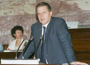 Εντονες οι αντιπαραθέσεις στη Βουλή για τις ταυτότητες