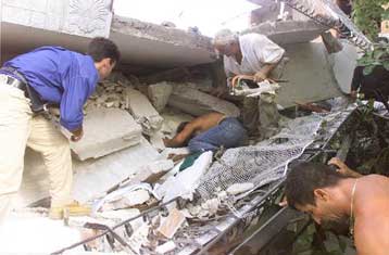 Η Ελληνική Ομάδα Διάσωσης επί το έργον σε άσκηση απεγκλωβισμού σεισμοπλήκτων στη Θεσσαλονίκη