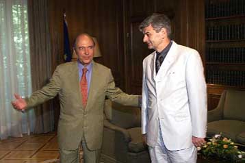 Στην Ελλάδα ο Φίσερ – Στο τραπέζι οι γερμανικές αποζημιώσεις