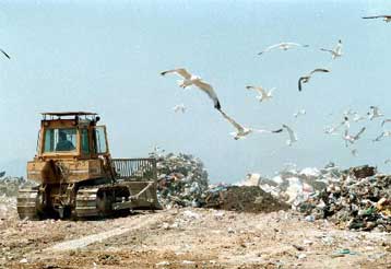 Οι εργαζόμενοι κλείνουν τη χωματερή των Ανω Λιοσίων