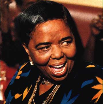 Η ξυπόλυτη ντίβα Σεζάρια Εβορα τραγουδά τη μόρνα σε Θεσσαλονίκη και Αθήνα