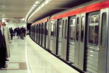 Συναγερμός στο ΕΚΑΒ για τον καύσωνα – Φούρνος το μετρό της Αθήνας χωρίς κλιματισμό