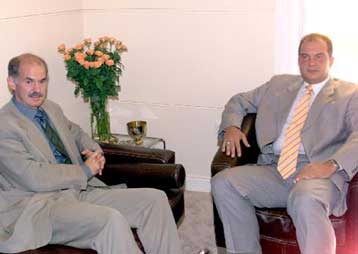 O Γ.Παπανδρέου ενημερώνει τους πολιτικούς αρχηγούς για την εξωτερική πολιτική