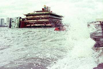 Φονικός τυφώνας σαρώνει τις Φιλιππίνες