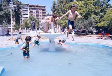 Στα ύψη η κατανάλωση ρεύματος λόγω καύσωνα – Καμίνια τα λυόμενα των σεισμοπλήκτων