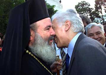 Χειραψία Σταθόπουλου-Αρχιεπισκόπου στη δεξίωση του Αμερικανού πρέσβη για την 4η Ιουλίου