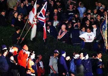 Μυρίζει μπαρούτι πάλι η Β. Ιρλανδία – Συνεχίζονται οι συγκρούσεις προτεσταντών και αστυνομίας