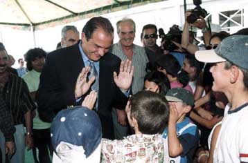 Τους σεισμόπληκτους του Μενιδίου επισκέφθηκε ο Κ.Καραμανλής