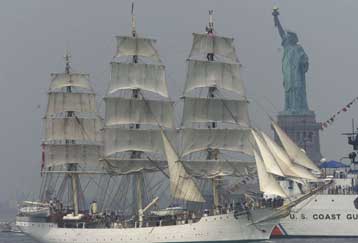 Διεθνής στόλος 150 ιστιοφόρων στη Νέα Υόρκη για τον εορτασμό της 4ης Ιουλίου