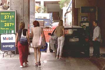 Μειώνεται από την Τετάρτη η τιμή της βενζίνης