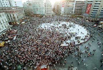 Χαμηλώνουν οι τόνοι από Εκκλησία και Πολιτεία